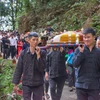 Người dân địa phương thực hiện nghi thức dâng hương miếu Ông, miếu Bà trong Lễ hội Chợ Phong lưu Khâu Vai năm 2023 . (Ảnh: Nam Thái/ TTXVN)