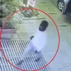 Tên cướp mở sẵn cửa xe, bịt mặt xông vào cướp tiệm vàng (Ảnh cắt từ camera an ninh).