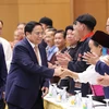 Thủ tướng Phạm Minh Chính với già làng, trưởng bản, nghệ nhân và người có uy tín tiêu biểu. (Ảnh: Dương Giang/TTXVN)