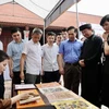 Các đại biểu tham quan một gian hàng tại Không gian trưng bày tái hiện Chợ tranh Đông Hồ. (Ảnh: Đỗ Huyền/ TTXVN)