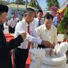 Lãnh đạo huyện Tri Tôn, tỉnh An Giang thắp nhang tưởng niệm nạn nhân Ba Chúc bị giặc Pol Pot thảm sát. (Ảnh: Thanh Sang/TTXVN)