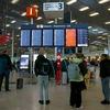 Hành khách đợi chờ tại sân bay Orly ở ngoại ô Paris, Pháp khi các chuyến bay bị hủy do đình công ngày 25/4/2024. (Ảnh: AFP/TTXVN)