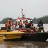Thi thể của 1 trong 4 nạn nhân mất tích do lật thuyền tại Quảng Ninh được tìm thấy. (Ảnh: TTXVN phát)