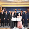 Ký kết và trao thỏa thuận hợp tác đầu tư giữa doanh nghiệp Hàn Quốc-Việt Nam tại hội nghị. (Ảnh: Khánh Vân/TTXVN)