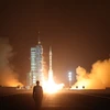 Tên lửa đẩy Trường Chinh 2F mang theo tàu vũ trụ Thần Châu-18 rời bệ phóng tại Trung tâm Phóng vệ tinh Tửu Tuyền ở Tây Bắc Trung Quốc ngày 25/4/2024. (Ảnh: THX/TTXVN)