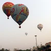 Du khách bay trải nghiệm tại Lễ hội khinh khí cầu quốc tế Tuyên Quang. (Ảnh: Quang Cường/TTXVN)