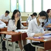 Thí sinh điểm thi Trường THPT Nguyễn Trãi chuẩn bị bước vào môn thi Ngữ văn trong kỳ thi tốt nghiệp THPT năm 2023. (Ảnh: Hoàng Hiếu/TTXVN)