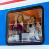 Du khách háo hức khi đến tham quan Đà Nẵng bằng đoàn tàu “Kết nối di sản miền Trung.” (Ảnh: Trần Lê Lâm/ TTXVN)