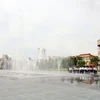 Đài phun nước nghệ thuật trên Quảng trường Hoà Bình, thành phố Nam Định. (Ảnh: Thái Thuần/TTXVN)