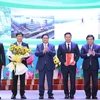 Thủ tướng Phạm Minh Chính trao Quyết định phê duyệt Quy hoạch tỉnh Tây Ninh cho lãnh đạo tỉnh. (Ảnh: Dương Giang/TTXVN)