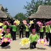 Trình diễn giới thiệu trang phục của các dân tộc tại Bản Mây, Sa Pa (Lào Cai). (Ảnh: Quốc Khánh/TTXVN)