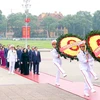 Đoàn đại biểu lãnh đạo, nguyên lãnh đạo Đảng, Nhà nước đến đặt vòng hoa và vào Lăng viếng Chủ tịch Hồ Chí Minh. (Ảnh: Phạm Kiên/ TTXVN)