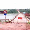 Cảnh báo sạt lở trên thân đập hồ chứa Đắk N’ting. (Ảnh: Minh Hưng/TTXVN)
