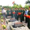 An táng 3 hài cốt liệt sỹ tại Nghĩa trang Liệt sỹ thị xã Quảng Trị. (Ảnh: Nguyên Linh/TTXVN)