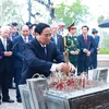 Thủ tướng Phạm Minh Chính dâng hương tri ân các Anh hùng liệt sỹ tại Đền thờ Liệt sỹ tại Chiến trường Điện Biên Phủ. (Ảnh: Dương Giang/TTXVN)