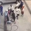 Người đàn ông bị đánh hội đồng dã man ở cây xăng. (Ảnh: TTXVN phát)