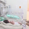 Điều dưỡng chăm sóc trẻ sinh non bị các bệnh lý nặng tại Khoa Sơ sinh, Bệnh viện Sản-Nhi Quảng Ngãi. (Ảnh: TTXVN phát)