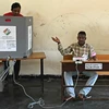 Cử tri bỏ phiếu trong giai đoạn 4 của cuộc tổng tuyển cử tại điểm bầu cử ở Tirupati, bang Andhra Pradesh, Ấn Độ, ngày 13/5/2024. (Ảnh: AFP/TTXVN)