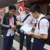 Thí sinh tại điểm thi Trường Trung học cơ sở Colette (quận 3, Thành phố Hồ Chí Minh) trao đổi về bài thi môn tiếng Anh trong kỳ thi vào lớp 10. (Ảnh: Thu Hoài/TTXVN)