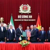 Đại tướng Tô Lâm và Chuẩn tướng Ahmad Reza Radan ký kết Bản ghi nhớ hợp tác giữa Bộ Công an Việt Nam và Bộ Tư lệnh Thực thi pháp luật Iran. (Ảnh: Phạm Kiên/TTXVN)