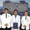Các thực tập sinh y khoa Việt Nam và cán bộ của Bệnh viện Đại học Y Ajou chụp ảnh lưu niệm ngày 12/5/2024. (Nguồn: Bệnh viện Đại học Y Ajou)