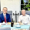 Bác Lê Đức Dương (bên phải) chia sẻ với Đại sứ Vũ Quang Minh và đoàn công tác Đại sứ quán những kỷ niệm về hai lần được gặp Bác Hồ. (Ảnh: Phương Hoa/TTXVN)