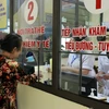 Người dân huyện Văn Chấn (Yên Bái) đăng ký khám, chữa bệnh bằng thẻ bảo hiểm y tế tại Trung tâm Y tế huyện. (Ảnh: Việt Dũng/TTXVN))