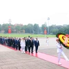 Các lãnh đạo Đảng, Nhà nước và các đại biểu Quốc hội vào Lăng viếng Chủ tịch Hồ Chí Minh. (Ảnh: TTXVN)