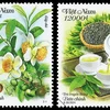 Hai mẫu tem miêu tả quá trình hình thành, sinh trưởng từ hạt, cây, hoa, quả… và cho ra thành phẩm trà trong đời sống thường ngày. (Nguồn: Tổng công ty Bưu điện Việt Nam)