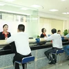 Hoạt động giao dịch tại Sacombank. (Ảnh: PV/Vietnam+)