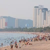 Bãi biển Nha Trang trải dài hút tầm mắt với nước biển xanh trong là nơi thu hút nhiều du khách đến nghỉ dưỡng, vui chơi. (Ảnh: Hoàng Hiếu/TTXVN)