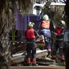 Lực lượng cứu hộ tại hiện trường vụ sập mái nhà hàng ở Tây Ban Nha. (Nguồn: AFP)