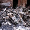 Hiện trường vụ cháy lớn tại Trung Kính, với nhiều xe máy, xe đạp điện bị thiêu rụi, làm 14 người chết. (Ảnh: Phạm Kiên/TTXVN)