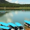 Du khách ngắm cảnh bằng du thuyền hồ Tuyền Lâm (thành phố Đà Lạt, Lâm Đồng). (Ảnh: Chu Quốc Hùng/TTXVN)