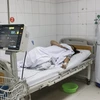 Nạn nhân vụ cháy ở Trung Kính được đưa vào cấp cứu tại bệnh viện Giao thông vận tải. (Ảnh: Huy Hùng/TTXVN)