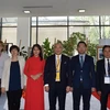 Phó Chủ nhiệm Ủy ban Nhà nước về người Việt Nam ở nước ngoài Nguyễn Mạnh Đông (thứ tư, phải) và Đại sứ Việt Nam tại Ba Lan Hà Hoàng Hải (thứ ba, phải) chụp ảnh cùng các đại biểu dự hội thảo. (Ảnh: TTXVN phát)