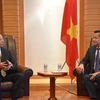 Phó Thủ tướng Chính phủ Lê Minh Khái tiếp Phó Tổng Giám đốc Tập đoàn Idemitsu, ông Sakai Noriaki. (Ảnh: Nguyễn Tuyến/TTXVN)