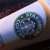 Một cốc nhãn hiệu Starbucks đựng càphê tại cửa hàng ở Washington, DC, Mỹ. (Ảnh: AFP/TTXVN)