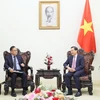 Phó Thủ tướng Lê Minh Khái tiếp Bộ trưởng Tài chính Lào Santiphab Phomvihane. (Ảnh: An Đăng/TTXVN)