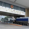 Các phương tiện chờ làm thủ tục xuất khẩu sang Trung Quốc qua Cửa khẩu Quốc tế đường bộ số 2 Kim Thành. (Ảnh: Quốc Khánh/TTXVN)