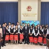 Đại diện lãnh đạo Đại sứ quán Việt Nam tại Liên bang Nga, Quỹ “Truyền thông và hữu nghị” tặng quà lưu niệm cho các em học sinh chuyên ngữ và giáo viên. (Ảnh: Tâm Hằng/TTXVN)