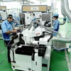 Dây chuyền sản xuất linh kiện cho các sản phẩm điện tử tại Công ty TNHH INOAC Việt Nam (vốn đầu tư của Nhật Bản) tại Khu công nghiệp Quang Minh (Hà Nội). (Ảnh: Danh Lam/TTXVN)