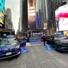 VinFast trưng bày sản phẩm xe điện trước cửa trụ sở chính của Nasdaq ở Quảng trường Thời đại, New York. (Ảnh: Hoài Thanh/TTXVN)