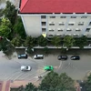 Một khu dân cư trên đường Nguyễn Lương Bằng (Quận 7, Thành phố Hồ Chí Minh) bị bao quanh bởi “biển nước” do mưa lớn và triều cường. (Ảnh: Thu Hương/TTXVN)