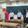 Kiểm tra phòng thi tại Trường THPT Thăng Long (quận Hai Bà Trưng). (Ảnh: Nguyễn Cúc/TTXVN)