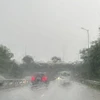 Cao tốc Pháp Vân-Cầu Giẽ đoạn thuộc địa phận Hà Nội mưa lớn che khuất tầm nhìn, khiến các phương tiện giao thông di chuyển khó khăn. (Ảnh: Nguyễn Thắng/TTXVN)