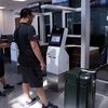 Hành khách của Hãng hàng không Starlux Airlines làm thủ tục tự gửi hành lý tại quầy tự động. (Ảnh: Trần Lê Lâm/ TTXVN)