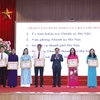 Bí thư Thành ủy Hà Nội Đinh Tiến Dũng trao tặng Bằng khen của Ban Thường vụ Thành uỷ cho các đơn vị có thành tích xuất sắc. (Ảnh: Doãn Tấn/TTXVN)
