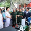 Bộ trưởng Quốc phòng Phan Văn Giang và Chủ nhiệm Tổng cục Chính trị Quân đội Nhân dân Việt Nam Trịnh Văn Quyết cùng các đại biểu tham quan khu trưng bày sản phẩm sáng tạo của các đơn vị. (Ảnh: Trọng Đức/TTXVN)