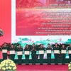 Bộ trưởng Quốc phòng Phan Văn Giang trao tặng Bằng khen cho các tập thể. (Ảnh: Trọng Đức/TTXVN)